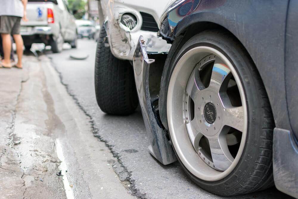 Samochód wjechał w drugi samochód w mieście