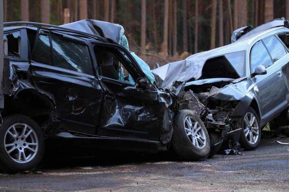 Duża stłuczka samochodowa aut na drodze poza miastem