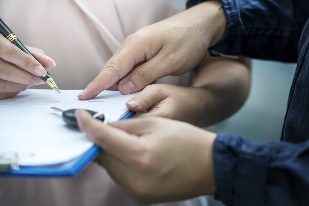 Podpisywanie umowy kupna auta