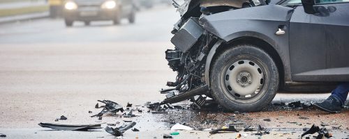 Przód auta wgnieciony po wypadku samochodowym