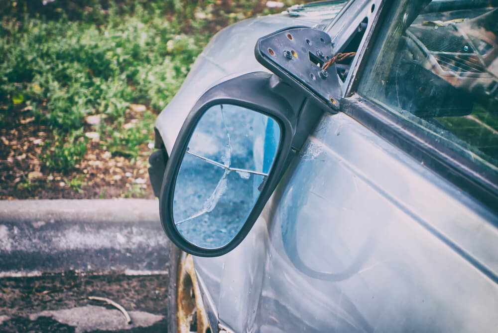 szkoda parkingowa i przetrącone lusterko