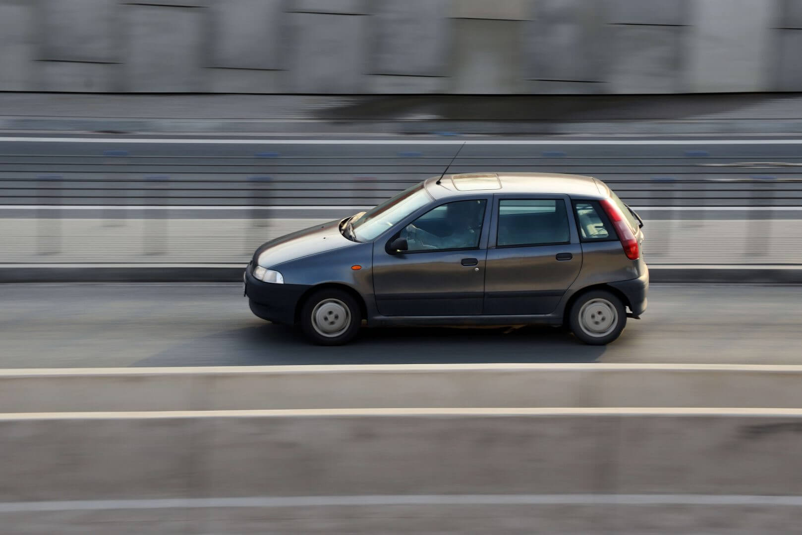 AC dla starego samochodu – kiedy się na nie zdecydować, a kiedy nie?