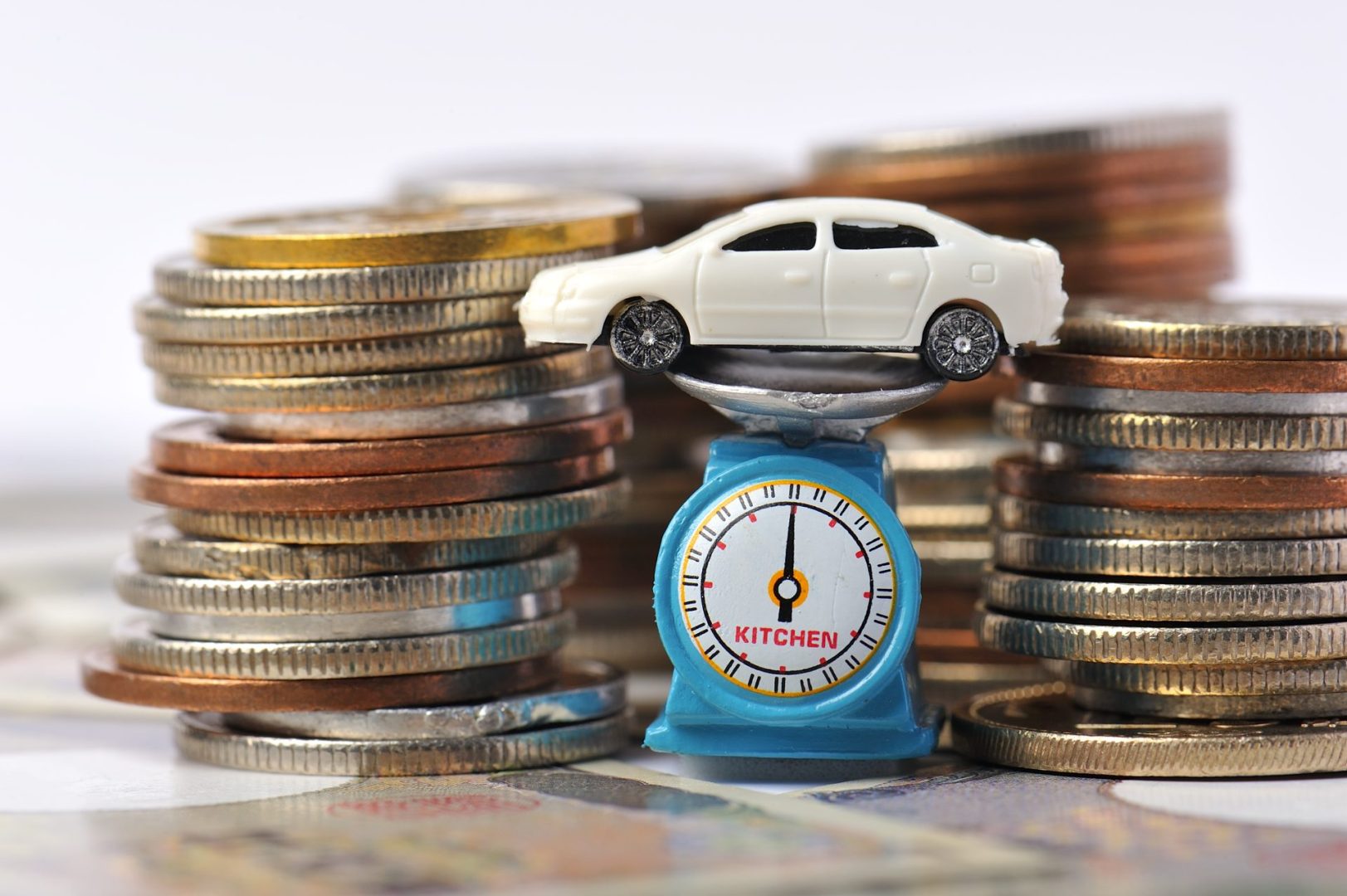 Autko miniaturowe na wadze