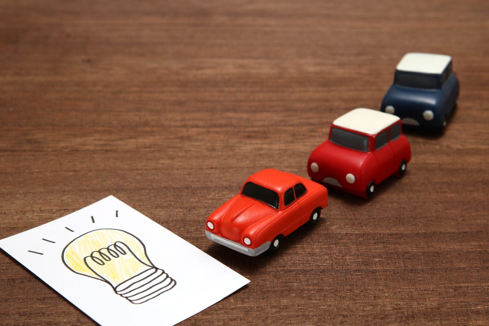 Sznurek aut na biurku