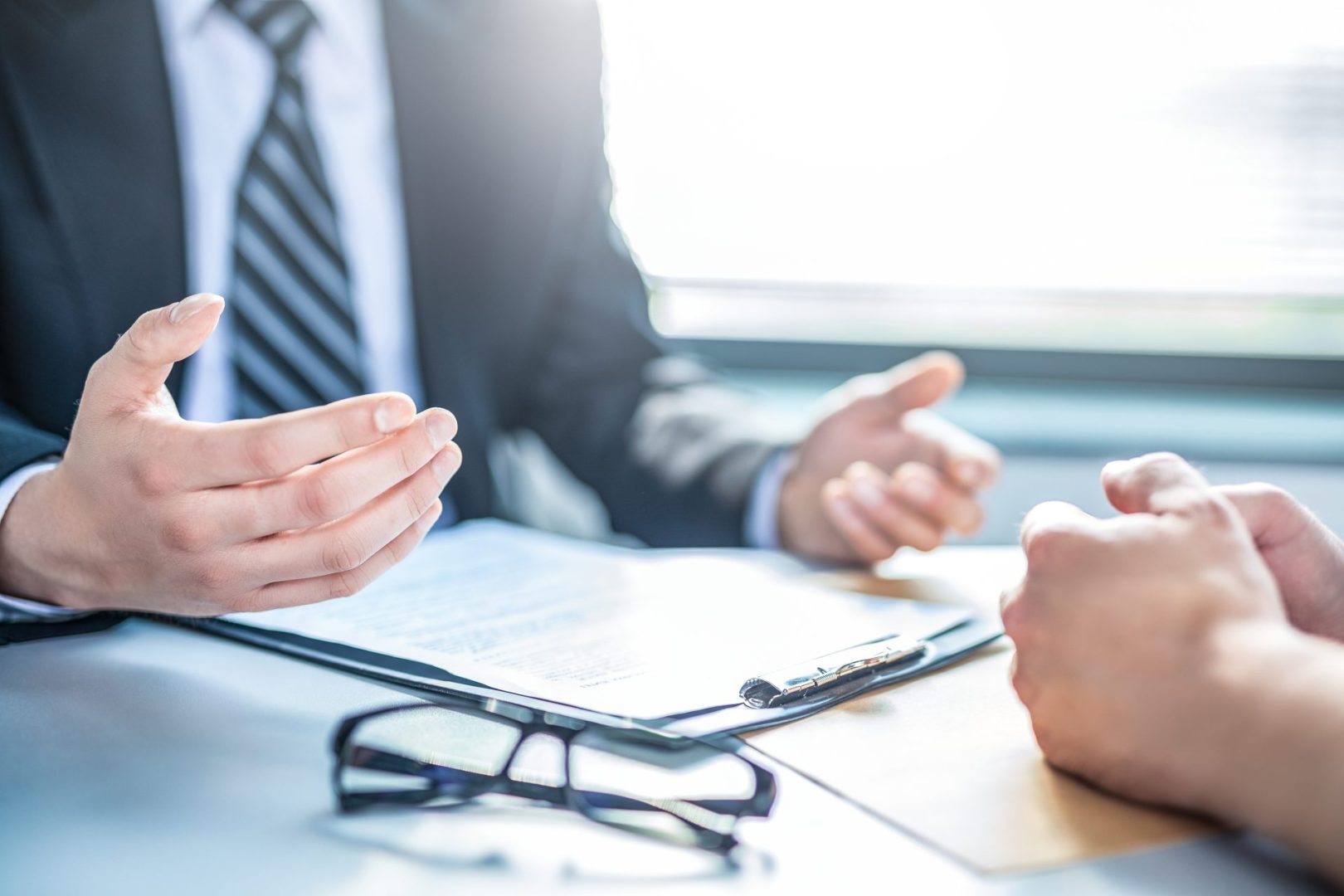 W jakiej formie powinna być sporządzona umowa kupna sprzedaży samochodu?