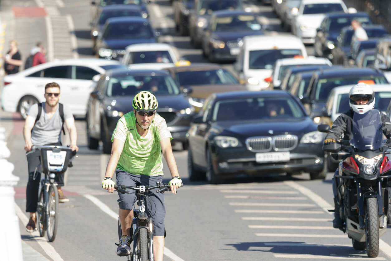 Różnice między ubezpieczeniem OC samochodu a motocykla