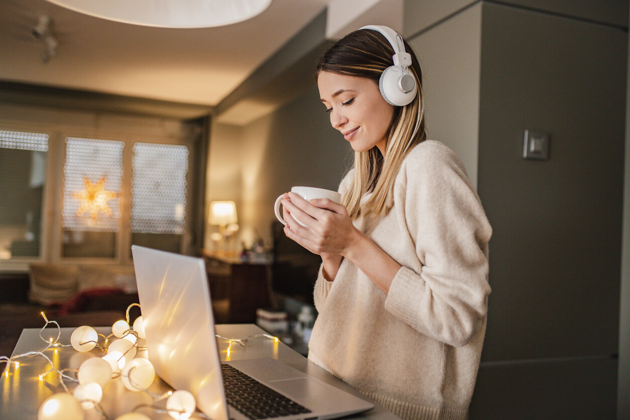 Młoda kobieta korzysta z laptopa w domu