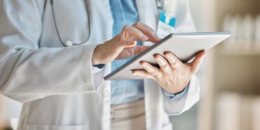 Lekarz korzystający z tabletu