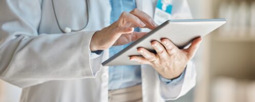 Ubezpieczenie turystyczne a tłumaczenie medyczne — czy tłumacz jest w cenie?